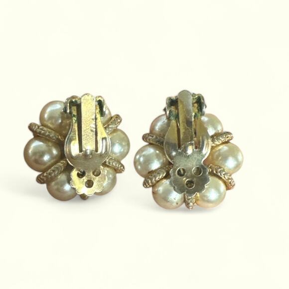 Vintage 1960s Faux Pearl Cluster Clip-On Earrings - Elegant Statement Jewelry - Picture 6 of 7